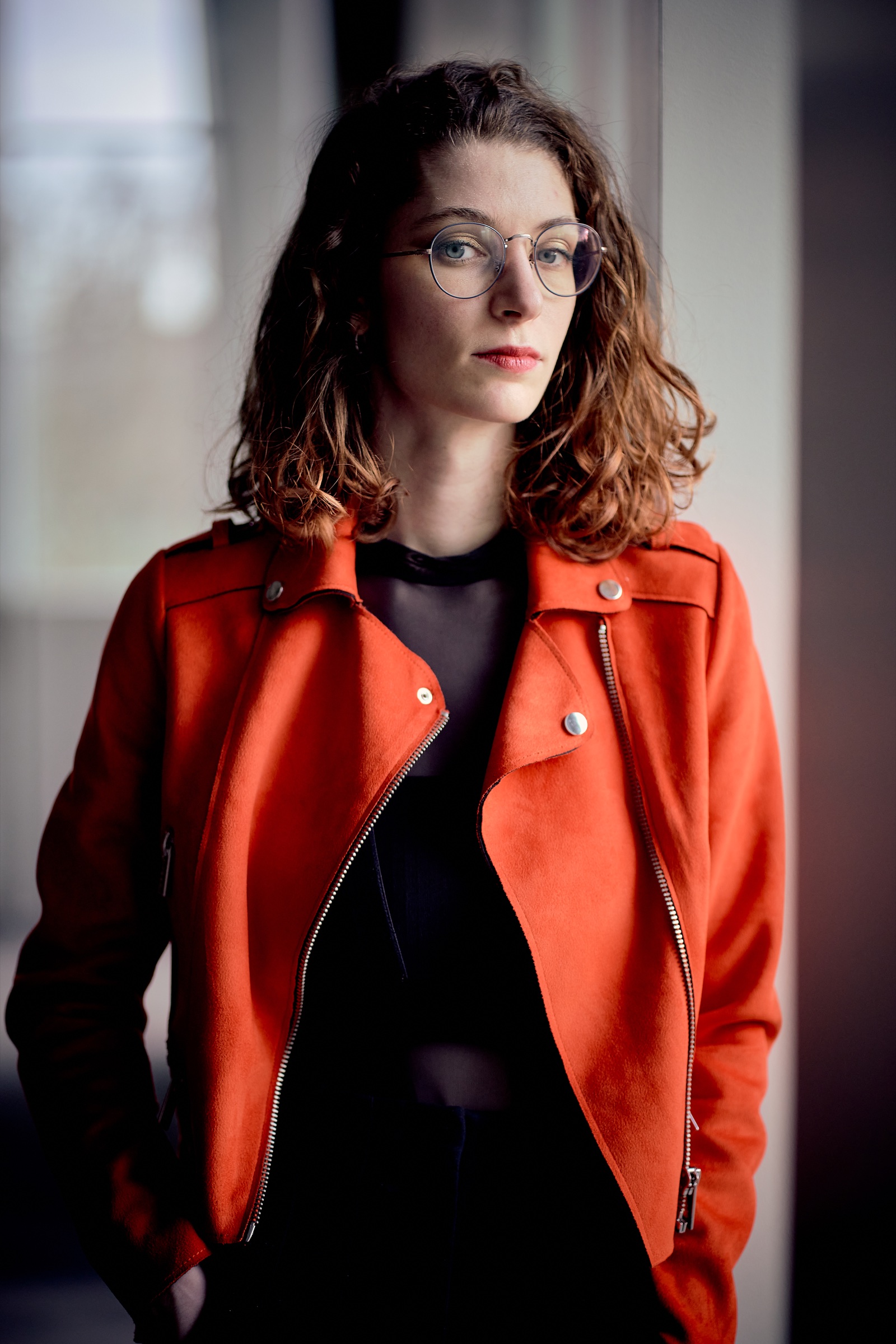 Portrait de Sarah Zajtmann portant une veste rouge
